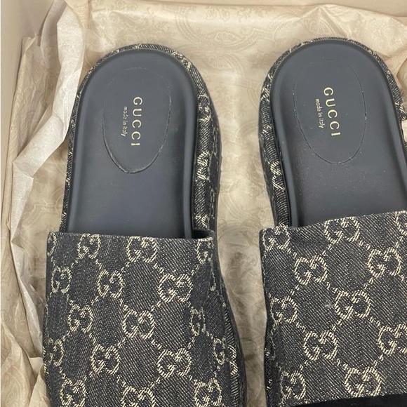Gucci sandals 🩴 used only for photo shoots - Picture 1 of 5